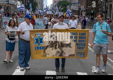 NEW YORK, NEW YORK - 22 MAGGIO: I partecipanti che rappresentano i veterani americani di Israele che detengono bandiere e cartelli israeliani si incheranno in Fifth Avenue durante la Felebrate Israel Parade il 22 maggio 2022 a New York City. Credit: Ron Adar/Alamy Live News Foto Stock