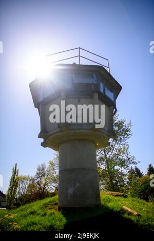 PRODUZIONE - 09 maggio 2022, Sassonia-Anhalt, Hötensleben: L'ex torre di guardia Hötensleben. La struttura fa ora parte del "Monumento al confine di Hötensleben". Il confine è stato chiuso proprio quando Gitta Kappe era sul lato sbagliato per lei. Il 26 maggio 1952, l'allora 20 anni era al lavoro a Schöningen nella FRG; come bambina e cameriera, era il buon spirito nella famiglia di un medico. Ha sempre percorso la sua bicicletta per i quattro chilometri alla sua città natale di Hötensleben, l'ormai 90 anni ricorda. A casa, quella era i suoi genitori e la sua fidanzata. Foto: Klaus-Dietmar Gabbert/dpa Foto Stock