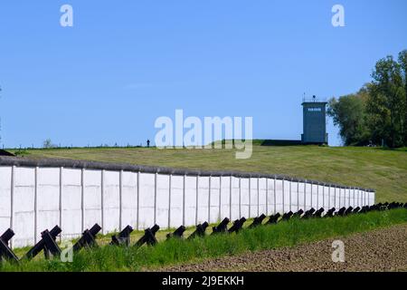 PRODUZIONE - 09 maggio 2022, Sassonia-Anhalt, Hötensleben: L'ex torre del posto di comando sopra il vecchio muro di frontiera e l'autoveicolo si gobba. Le strutture fanno ora parte del "Monumento al confine di Hötensleben". Il confine è stato chiuso quando Gitta Kappe era solo sul lato sbagliato per lei. Il 26 maggio 1952, l'allora 20 anni era al lavoro a Schöningen nella FRG; come bambina e cameriera, era il buon spirito nella famiglia di un medico. Ha sempre percorso la sua bicicletta per i quattro chilometri alla sua città natale di Hötensleben, l'ormai 90 anni ricorda. A casa, quella era i suoi genitori e la sua fidanzata. (A dpa 'B Foto Stock