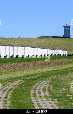 PRODUZIONE - 09 maggio 2022, Sassonia-Anhalt, Hötensleben: L'ex torre del posto di comando sopra il vecchio muro di frontiera e i bunker di autoveicoli. Le strutture fanno ora parte del "Monumento al confine di Hötensleben". Il confine è stato chiuso proprio quando Gitta Kappe era sul lato sbagliato per lei. Il 26 maggio 1952, l'allora 20 anni era al lavoro a Schöningen nella FRG; come bambina e cameriera, era il buon spirito nella famiglia di un medico. Ha sempre percorso la sua bicicletta per i quattro chilometri alla sua città natale di Hötensleben, l'ormai 90 anni ricorda. A casa, quella era i suoi genitori e la sua fidanzata. (a dpa Foto Stock