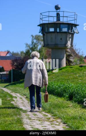 PRODUZIONE - 09 maggio 2022, Sassonia-Anhalt, Hötensleben: Testimone contemporaneo Gitta Kappe cammina davanti a un'ex torre di guardia al 'Monumento al confine di Hötensleben'. Il confine è stato chiuso proprio come Gitta Kappe era sul lato sbagliato per lei. Il 26 maggio 1952, l'allora 20 anni era al lavoro a Schöningen nella FRG; come bambina e cameriera, era il buon spirito nella famiglia di un medico. Ha sempre percorso la sua bicicletta per i quattro chilometri alla sua città natale di Hötensleben, l'ormai 90 anni ricorda. A casa, quella era i suoi genitori e la sua fidanzata. Foto: Klaus-Dietmar Gabbert/dpa Foto Stock