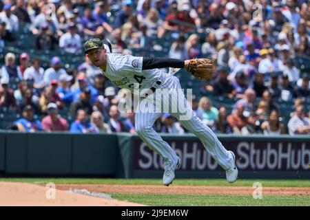 Denver CO, Stati Uniti. 22nd maggio 2022. Il terzo baseman del Colorado Ryan McMahon (24) fa un gioco durante il gioco con i Mets di New York e i Rockies del Colorado tenuti al campo di Coors a Denver Co. David Seelig/Cal Sport Medi. Credit: csm/Alamy Live News Foto Stock