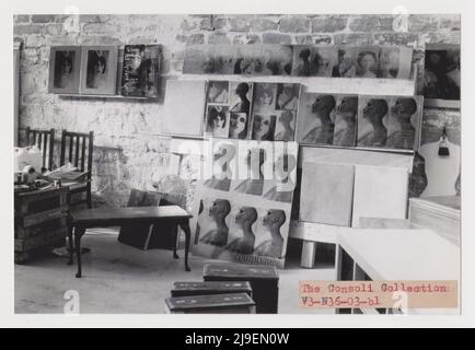 Studio di stampa su serigrafia dell'artista, manichino in stile Art Deco / Art Nouveau, dipinti, arredi dipinti a mano Foto Stock