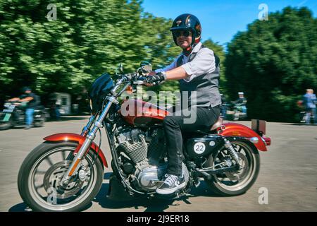 Distinto Gentleman's Ride 2022 a Bucarest Romania maggio, trionfo classico moto evento signori Ride classico moto e abiti classici Foto Stock