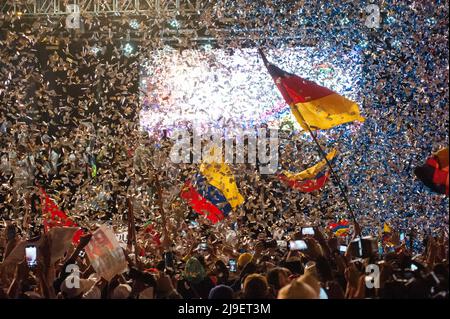 La gente agita bandiere colombiane durante il rally di chiusura della campagna del candidato presidenziale di sinistra per l'alleanza politica 'Patto Historico' Gustavo Petro, a Bogota, Colombia, il 22 maggio 2022. Foto di: Chepa Beltran/Long Visual Press Foto Stock