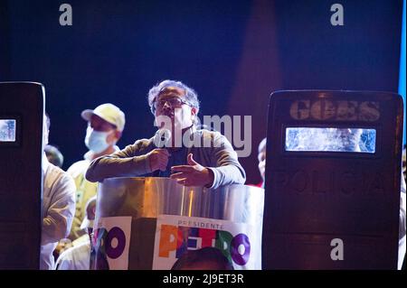 Il candidato presidenziale Gustavo Petro parla durante la campagna di chiusura del rally del candidato presidenziale di sinistra per l'alleanza politica 'Patto Historico' Gustavo Petro, a Bogota, Colombia, il 22 maggio 2022. Foto di: Chepa Beltran/Long Visual Press Foto Stock