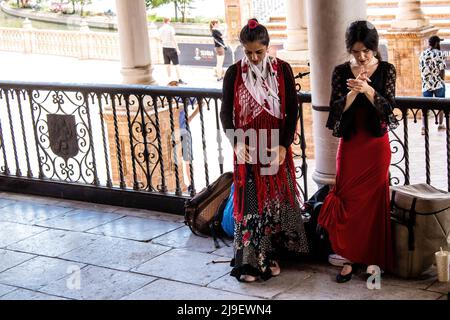 Siviglia, Spagna - 21 maggio 2022 ballerini di flamenco che si esibiscono per le strade di Siviglia durante l'epidemia di coronavirus che colpisce la Spagna Foto Stock