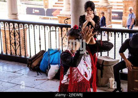 Siviglia, Spagna - 21 maggio 2022 ballerini di flamenco che si esibiscono per le strade di Siviglia durante l'epidemia di coronavirus che colpisce la Spagna Foto Stock