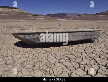 Las Vegas, Stati Uniti. 23rd maggio 2022. Un'ex barca sunken siede su terra cracked a centinaia di piedi da che cosa ora è la linea costiera all'area di ricreazione nazionale del lago Mead, dove i livelli dell'acqua sono diminuiti drammaticamente a Boulder City, Nevada la domenica 22 maggio 2022. Il lago Mead è sceso al di sotto dei 1.050 metri, un livello di pietra miliare in quanto l'approvvigionamento idrico della valle di Las Vegas diminuisce durante una siccità di 22 anni. Foto di Jim Ruymen/UPI Credit: UPI/Alamy Live News Foto Stock