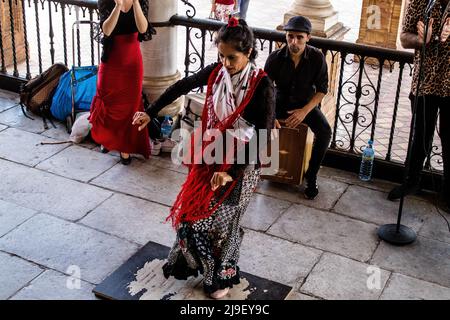 Siviglia, Spagna - 21 maggio 2022 ballerini di flamenco che si esibiscono per le strade di Siviglia durante l'epidemia di coronavirus che colpisce la Spagna Foto Stock