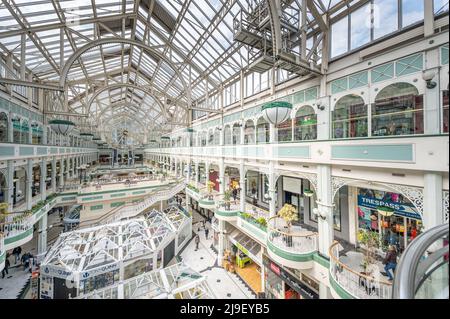 All'interno del centro commerciale St Stephen's Green con balconi su ogni lato. Dublino, Irlanda del Sud, Eire Foto Stock
