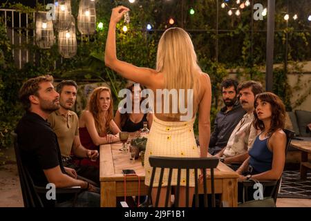 TAMAR NOVAS, MIREN IBARGUREN, MARIA CASTRO, RICARD FARRE, EVA UGARTE, FERNANDO GUALLAR e DANI TATAY nel GIOCO DELLE CHIAVI (2022) -titolo originale: EL JUEGO DE LAS LLAVES-, diretto DA VICENTE VILLANUEVA. Credit: ATRESMEDIA CINE / Album Foto Stock