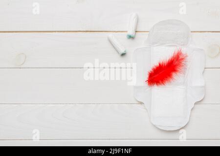 tamponi e tampone donna - tamponi sanitari si trovano accanto a un tampone su uno sfondo isolato su sfondo rosa e viola. Igiene femminile e mestruale p Foto Stock