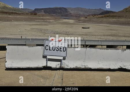 Las Vegas, Stati Uniti. 23rd maggio 2022. Un'ex barca sunken siede sulla terra screpolata a centinaia di piedi da che cosa è ora la linea costiera all'area di ricreazione nazionale del lago Mead, dove i livelli dell'acqua sono diminuiti drammaticamente a Boulder City, Arizona la domenica 22 maggio 2022. Il lago Mead è sceso al di sotto dei 1.050 metri, un livello di pietra miliare in quanto l'approvvigionamento idrico della valle di Las Vegas diminuisce durante una siccità di 22 anni. Foto di Jim Ruymen/UPI Credit: UPI/Alamy Live News Foto Stock