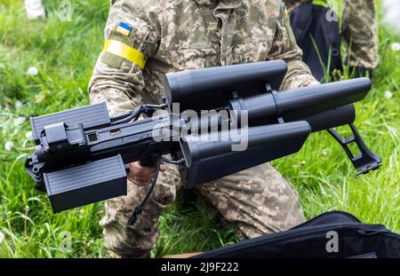 KIEV, UCRAINA - 14 maggio 2022: Fucile anti-drone acquistato con fondi raccolti durante un concerto di beneficenza a Toronto, Canada, come parte della presentazione, Kiev, capitale dell'Ucraina. Foto Stock