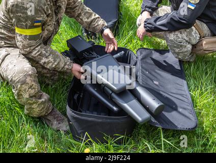 KIEV, UCRAINA - 14 maggio 2022: Fucile anti-drone acquistato con fondi raccolti durante un concerto di beneficenza a Toronto, Canada, come parte della presentazione, Kiev, capitale dell'Ucraina. Foto Stock