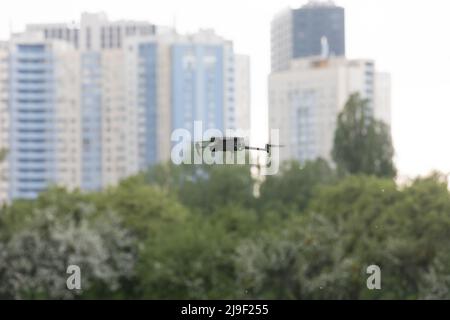 KIEV, UCRAINA - 14 maggio 2022: Fuco nel cielo di Kiev durante i test del fucile anti-drone a Kiev, Ucraina Foto Stock