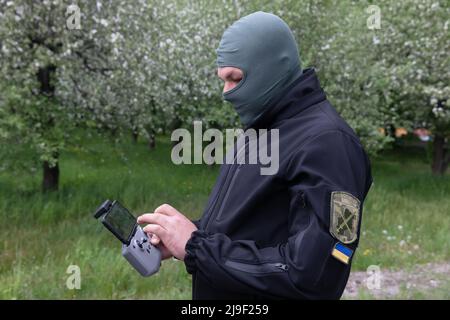 KIEV, UCRAINA - 14 maggio 2022: Operatore di droni militari ucraino durante una prova di fucile anti-drone a Kiev Foto Stock