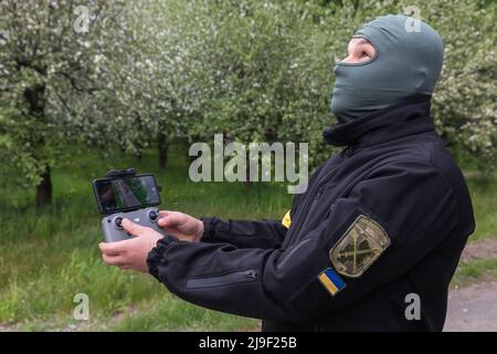 KIEV, UCRAINA - 14 maggio 2022: Operatore di droni militari ucraino durante una prova di fucile anti-drone a Kiev Foto Stock