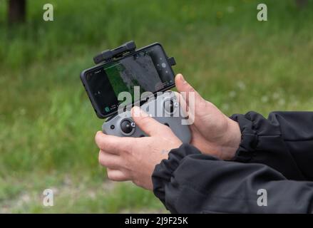 KIEV, UCRAINA - 14 maggio 2022: Operatore di droni militari ucraino durante una prova di fucile anti-drone a Kiev Foto Stock