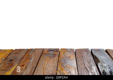 Vecchio tavolo vuoto in legno di teak di fronte a sfondo bianco per l'esposizione del prodotto Foto Stock