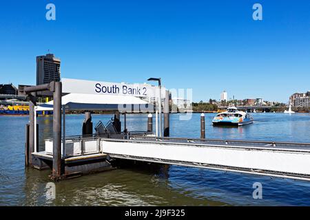 Brisbane Australia / Un veloce CityCat Ferry approda il molo South Bank 2 sul fiume Brisbane. Foto Stock