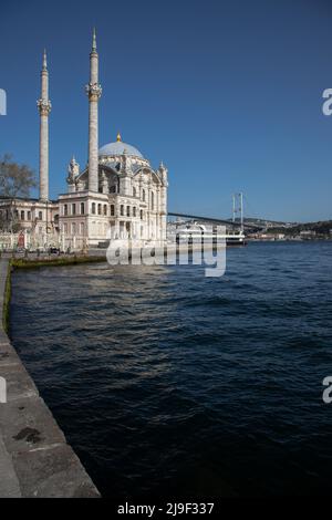 Istanbul, Turchia - 04-20-2022:Moschea storica di Ortakoy (Mecidiye) e vista sul Bosforo Foto Stock