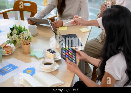 Un gruppo di grafici e sviluppatori di siti web che lavorano insieme, brainstorming e progettazione del progetto. Primo piano immagine Foto Stock