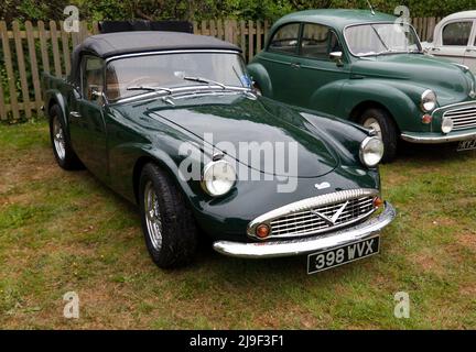 Vista frontale di tre quarti di un Green, 1961, Daimler SP250, in mostra al Wickhambreaux Classic Car Show, 2022 Foto Stock