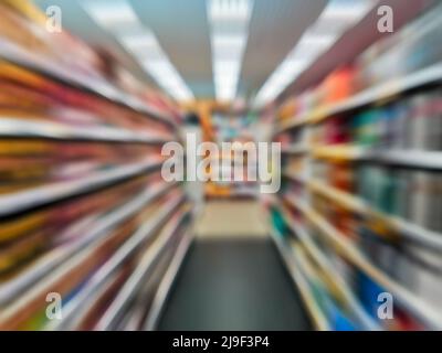 Motion zoom in effetto passerella di un negozio di alimentari interno sfondo. Concetto di vendita al supermercato. Foto Stock