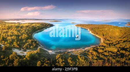 Vista aerea di splendidi yacht e barche sul mare al tramonto Foto Stock