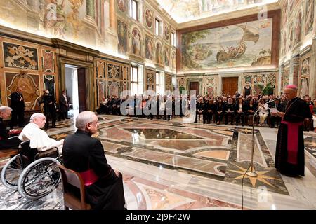 Vaticano. 21st Nov 2021. Italia, Roma, Vaticano, 2022/05/21. Papa Francesco riceve in udienza i partecipanti alla Conferenza Internazionale "la natura in mente" sulla protezione della biodiversità al Vaticano Fotografia da parte dei media Vaticani/Cattolici Stampa Foto . LIMITATO ALL'USO EDITORIALE - NO MARKETING - NO CAMPAGNE PUBBLICITARIE. Credit: Independent Photo Agency/Alamy Live News Foto Stock