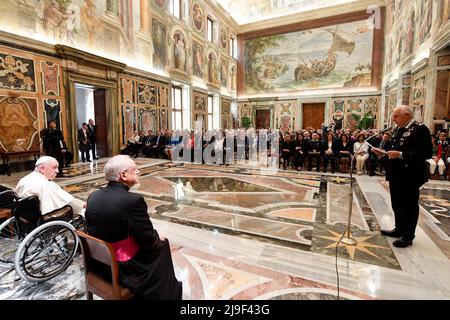 Vaticano. 21st Nov 2021. Italia, Roma, Vaticano, 2022/05/21. Papa Francesco riceve in udienza i partecipanti alla Conferenza Internazionale "la natura in mente" sulla protezione della biodiversità al Vaticano Fotografia da parte dei media Vaticani/Cattolici Press Photo. LIMITATO ALL'USO EDITORIALE - NO MARKETING - NO CAMPAGNE PUBBLICITARIE. Credit: Independent Photo Agency/Alamy Live News Foto Stock