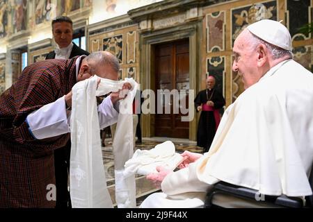 Vaticano. 21st Nov 2021. Italia, Roma, Vaticano, 2022/05/21. Papa Francesco riceve in udienza i partecipanti alla Conferenza Internazionale "la natura in mente" sulla protezione della biodiversità al Vaticano Fotografia da parte dei media Vaticani/Cattolici Stampa Foto . LIMITATO ALL'USO EDITORIALE - NO MARKETING - NO CAMPAGNE PUBBLICITARIE. Credit: Independent Photo Agency/Alamy Live News Foto Stock