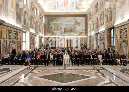 Vaticano. 21st Nov 2021. Italia, Roma, Vaticano, 2022/05/21. Papa Francesco riceve in udienza i partecipanti alla Conferenza Internazionale "la natura in mente" sulla protezione della biodiversità al Vaticano Fotografia da parte dei media Vaticani/Cattolici Press Photo. LIMITATO ALL'USO EDITORIALE - NO MARKETING - NO CAMPAGNE PUBBLICITARIE. Credit: Independent Photo Agency/Alamy Live News Foto Stock