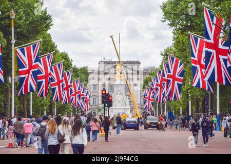 Londra, Regno Unito. 21st maggio 2022. Le bandiere Union Jack decorano il Mall per il Giubileo del platino della Regina, segnando il 70th anniversario dell'adesione della Regina al trono. Il 2nd-5th giugno si svolgerà uno speciale weekend Platinum Jubilee esteso. Foto Stock