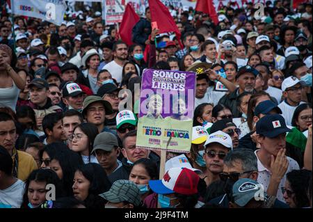 Un banner che recita "Siamo cittadini liberi” è visto durante il rally della campagna di chiusura del candidato presidenziale di sinistra per l'alleanza politica 'P Foto Stock