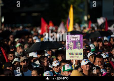 Un banner che recita "Siamo cittadini liberi” è visto durante il rally della campagna di chiusura del candidato presidenziale di sinistra per l'alleanza politica 'P Foto Stock