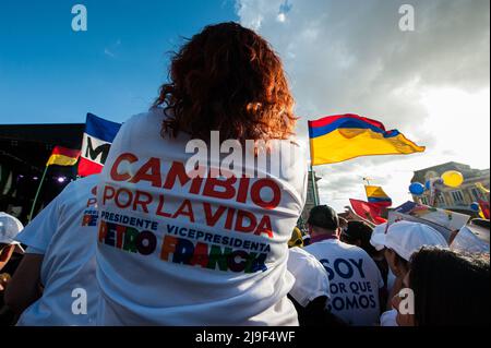 Un sostenitore di Gustavo Petro partecipa al rally di chiusura della campagna elettorale del candidato presidenziale di sinistra per l'alleanza politica 'Patto Hist Foto Stock