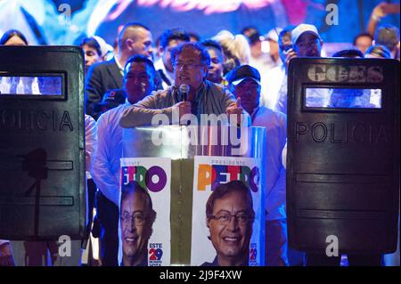Il candidato presidenziale Gustavo Petro parla durante la campagna di chiusura del rally del candidato presidenziale di sinistra per l'alleanza politica 'Patto Hi Foto Stock