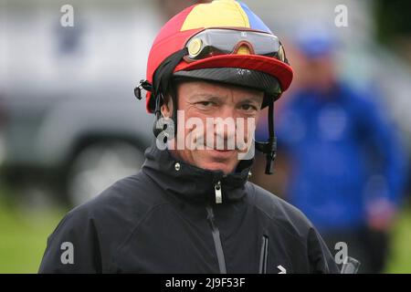 Epsom Downs, Surrey, Regno Unito. 23rd maggio 2022. I corridori delle corse di cavalli Cazoo Derby e Oaks Classic hanno un pre-evento che si svolge al "The Cazoo Derby galopps Morning" sulla pista di Epsom Downs. Qui: Frankie Dettori ha un caffè del mattino. Credit: Motofoto/Alamy Live News Foto Stock