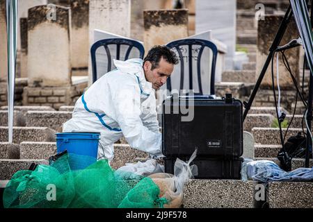 Tel Aviv, Israele. 23rd maggio 2022. Uno specialista forense lavora sulla tomba di Usiel Huri al cimitero Petah Tikva. La vicenda dei bambini scomparsi di ebrei dello Yemen e di altri paesi orientali è una delle più dolorose della storia israeliana. Credit: Ilia Yefimovich/dpa/Alamy Live News Foto Stock