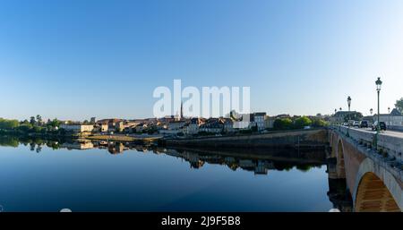 Bergerac, Francia - 11 maggio, 2022:vista panoramica del fiume Dordogna e pittoresco Bergerac Foto Stock