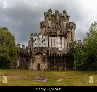 Gatika, Spagna - 3 maggio, 2022: Vista del pittoresco castello di Butron vicino a Gatika nel Paese Basco spagnolo sotto un cielo coperto Foto Stock