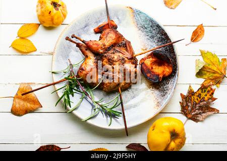 Scagliare il kebab di quaglia e la cotogna autunnale su spiedini di legno Foto Stock