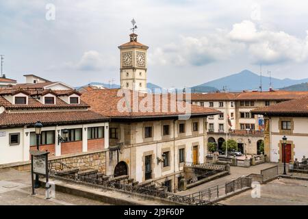 Guernica, Spagna - 4 maggio 2022: Vista sulla piazza Elai-Elai nel centro storico di Guernica Foto Stock