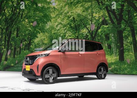 Il nuovo Nissan Sakura è in mostra presso la Nissan Global Headquarters Gallery il 23 maggio 2022. La nuova vettura Kei EV è stata presentata da Nissan il 20 maggio 2022. Foto Stock