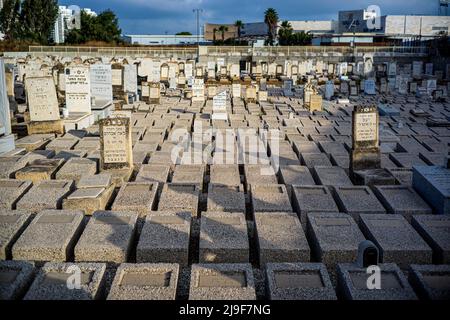 Tel Aviv, Israele. 23rd maggio 2022. Vista sul cimitero Petach Tikva. Nello scandalo dei bambini scomparsi dello Yemenita e di altri immigrati orientali in Israele, lunedì è stata aperta una tomba per bambini. Credit: Ilia Yefimovich/dpa/Alamy Live News Foto Stock