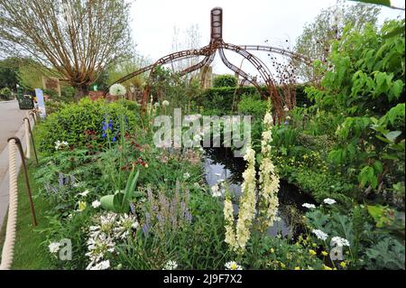 Londra, Regno Unito. 23rd maggio 2022. The Hands Off Mangrove by Grow2Know Garden, uno dei bellissimi giardini in mostra al 2022 Royal Horticultural Society Chelsea Flower Show, aperto oggi nei terreni del Royal Hospital Chelsea a Chelsea, Londra, Regno Unito - 23 maggio 2022. The Hands Off Mangrove by Grow2Know Garden si trova a Notting Hill, con al centro una scultura di mangrovie deboschita che ci ricorda l'impatto che stiamo avendo sugli ecosistemi più importanti del nostro pianeta, sia a livello locale che globale. Onora gli attivisti della comunità conosciuti come Mangrove Nine, w Foto Stock