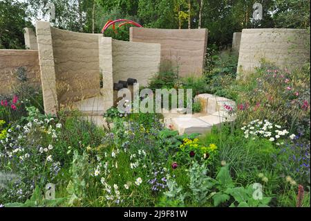 Londra, Regno Unito. 23rd maggio 2022. The Mind Garden, uno dei bellissimi giardini in mostra al 2022 Royal Horticultural Society Chelsea Flower Show, aperto oggi nel parco del Royal Hospital Chelsea a Chelsea, Londra, Regno Unito - 23 maggio 2022. Il Giardino della mente ci ispira a connetterci l'uno con l'altro per la nostra salute mentale. Quando stiamo lottando con la nostra salute mentale, condividere ciò che stiamo attraversando può cambiare tutto, ecco perché il Giardino mentale è progettato per essere un luogo per le persone di connettersi, essere se stessi e aprire. Credit: Michael Preston/Alamy Live News Foto Stock